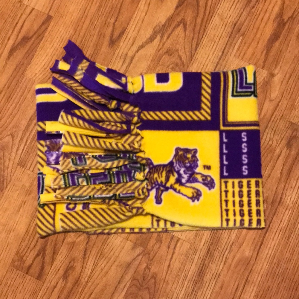 LSU Fleece Scarf 💕 - Picture 4 of 8